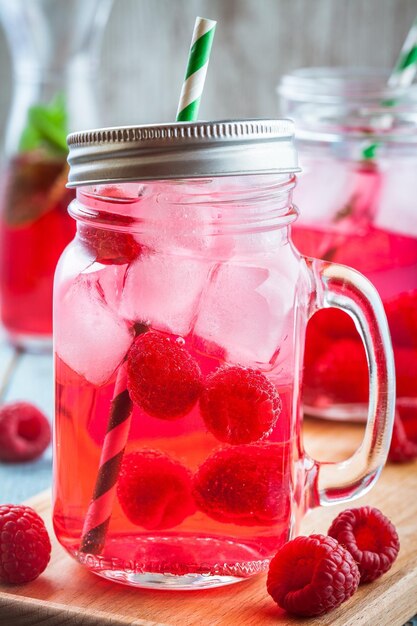 Himbeerlimonade im Weckglas mit Eis