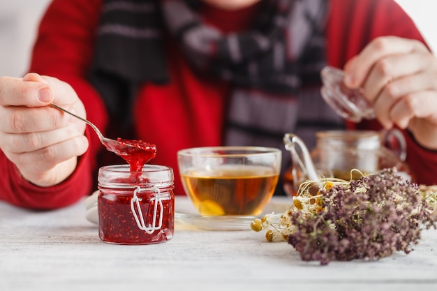 Himbeermarmelade im Löffel auf Holztisch