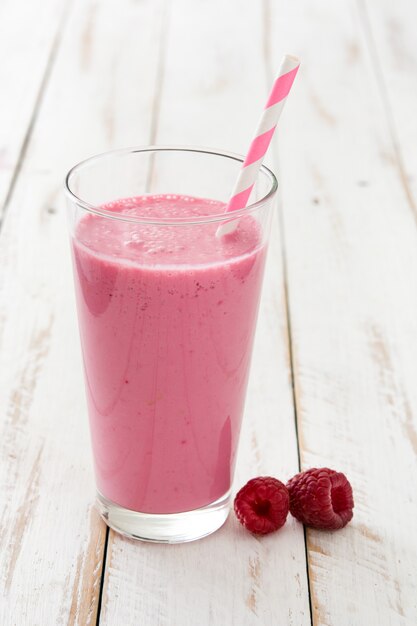 Himbeersmoothie im Glas auf weißem Holztisch