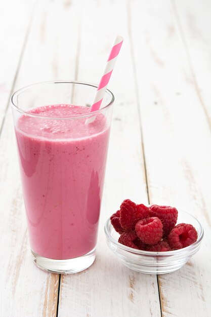 Himbeersmoothie im Glas auf weißem Holztisch