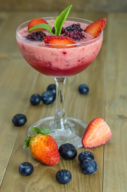 Himbeersmoothie mit frischen Beeren