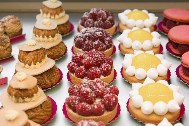 Himbeertörtchen, Zitronen, französische Makronen Paris Brest
