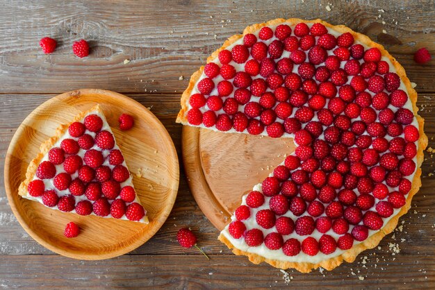 Himbeertorte auf hölzernem Hintergrund