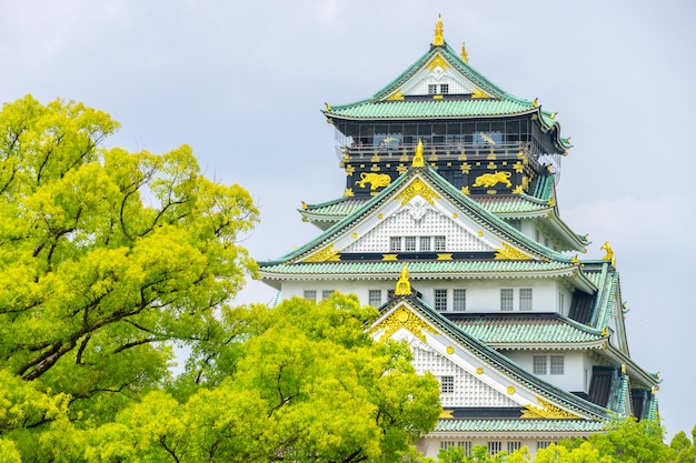 Himeji como el castillo de Osaka contra el cielo