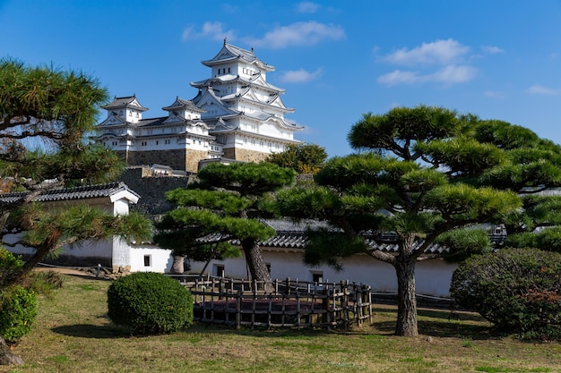 Himeji-Schloss mit blauem Himmel