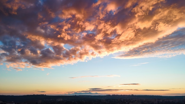 Himmel bedeckt mit orangefarbenen Wolken bei Sonnenuntergang in Chisinau, Moldawien