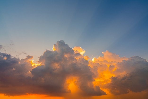 Himmel bei Sonnenuntergang mit den Lichtstrahlen,