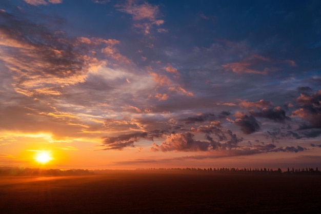 Himmel bei Sonnenuntergang oder Morgengrauen abstrakter natürlicher Hintergrund