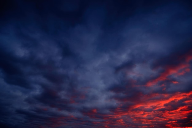 Himmel bei Sonnenuntergang oder Morgengrauen abstrakter natürlicher Hintergrund