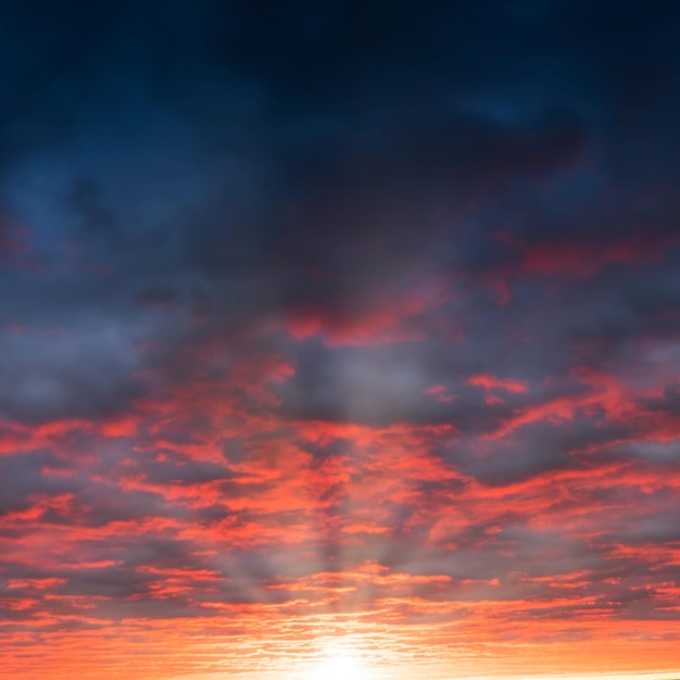 Himmel bei Sonnenuntergang oder Morgengrauen abstrakter natürlicher Hintergrund