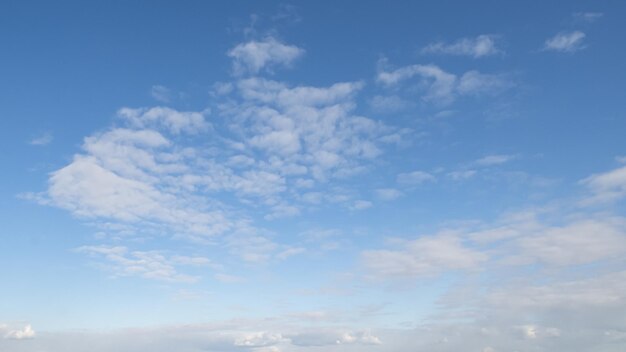 Himmel Die Wolken Flauschige Wolken in einem blauen Himmel Landschaftsnatur