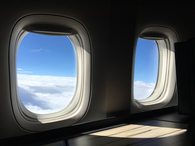 Himmel durch Flugzeugfenster