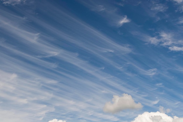 Himmel Erstaunlicher Wolkenhimmel am Sommerpanoramablick