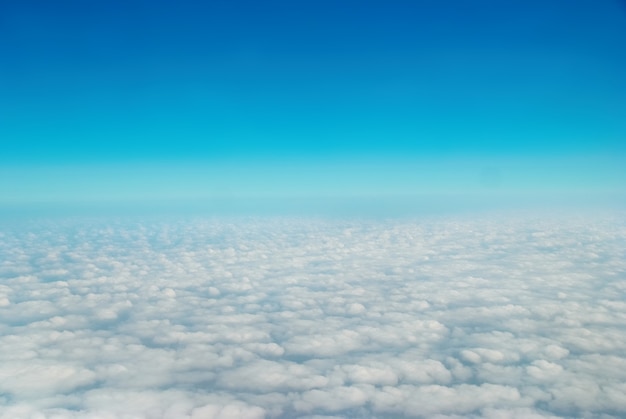 Himmel, Himmel und Wolken. Blick von oben