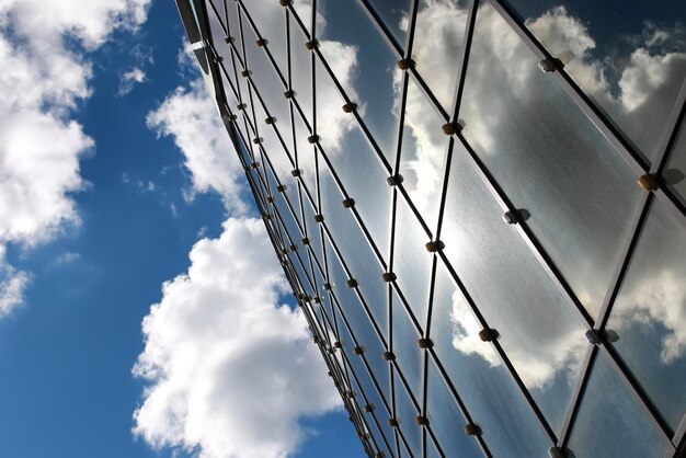 Himmel im Bürogebäude wider