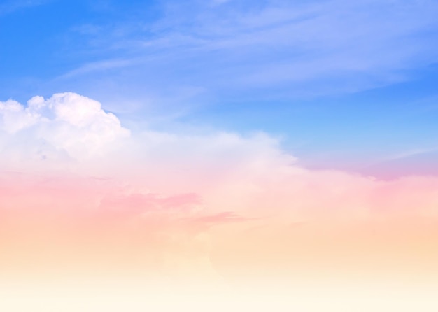 Himmel in hellen Pastellfarben