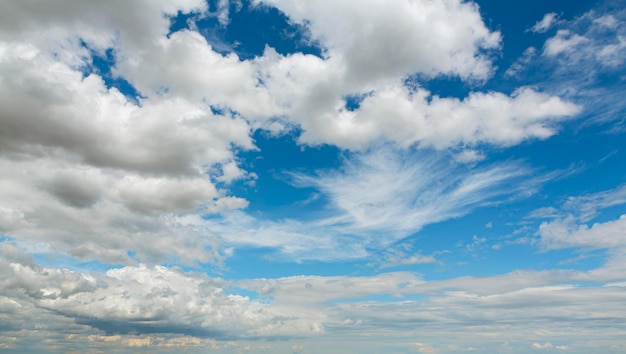 Himmel mit blauen und weißen Wolken schöner Naturhintergrund...