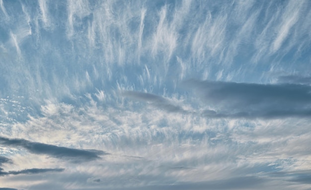 Himmel mit cirrus- und stratuswolken, die den tageshintergrund des naturwetterwechsel-sonnenuntergangs kontrastieren
