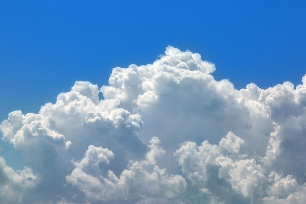 Himmel mit großer Wolke einzeln schön