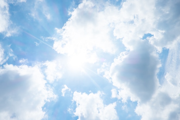 Himmel mit Sonne brach Strahl mit bewölktem