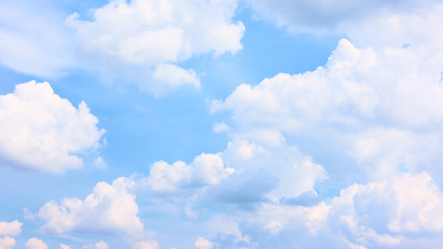 Himmel mit weißen Haepwolken - Sommerwolkenlandschaft