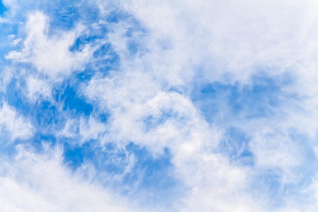 Himmel mit weißen Wolken