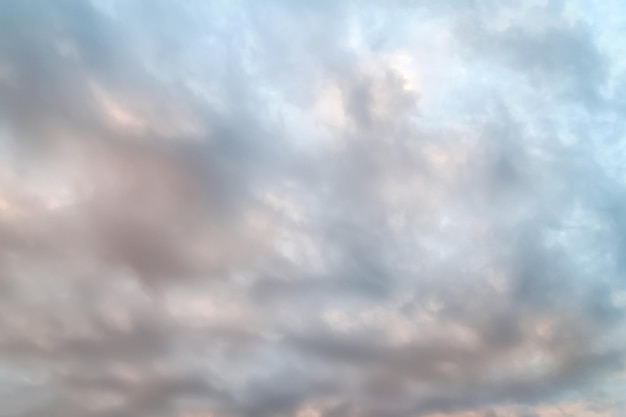 Himmel mit Wolken Abendhimmel mit bunten Wolken nach Regen bei Sonnenuntergang