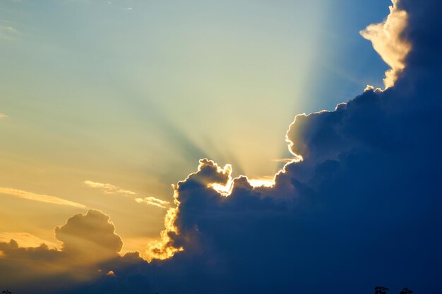 Himmel mit Wolken bei Sonnenuntergang