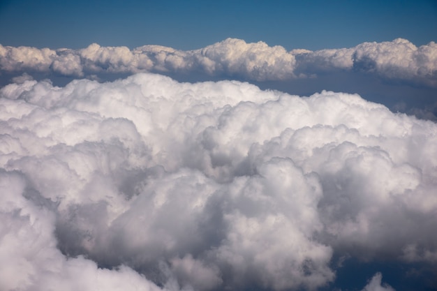 Himmel mit Wolken, ein Blick aus einem Flugzeug über den Wolken