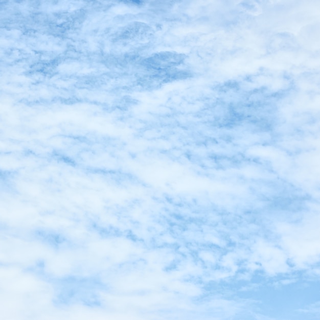 Himmel mit Wolken - hellblauer Hintergrund