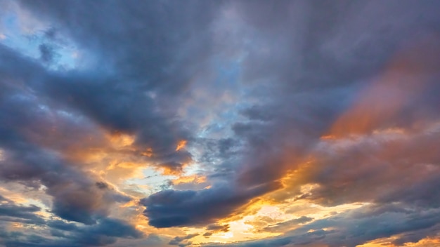 Himmel mit Wolken in verschiedenen Farben bei Sonnenuntergang, kann als Hintergrund verwendet werden