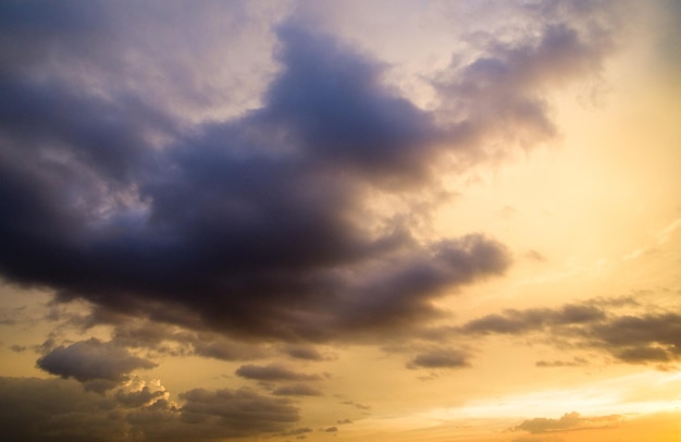 Himmel mit Wolken und Sonne