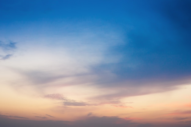 Himmel mit Wolken und Sonne