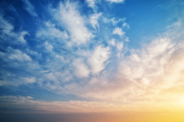 Himmel mit Wolken und Sonnenlicht