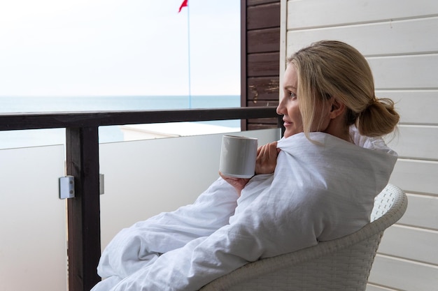 Himmel Morgen Frau Sonnenaufgang junger Tee Zuhause Menschen weiblich Lifestyle-Konzept schöne Ruhe in hübsch