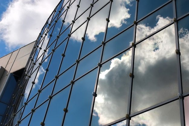 Himmel spiegelt sich im Bürogebäude