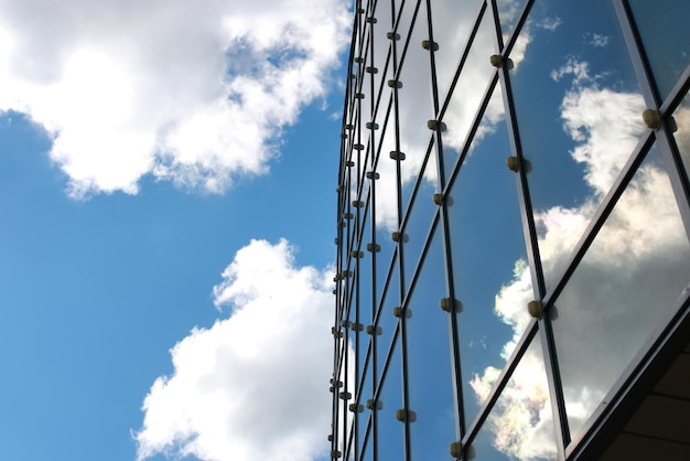 Himmel spiegelt sich im Bürogebäude