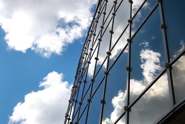 Himmel spiegelt sich im Bürogebäude