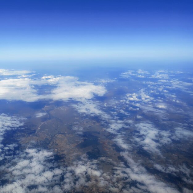 Himmel über den Wolken, Wolkengebilde-Hintergrund, blauer Himmel und flauschige Wolken