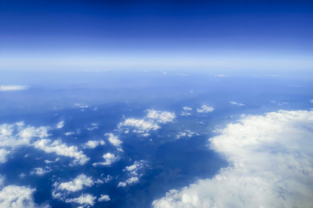 Himmel über den Wolken, Wolkengebilde-Hintergrund, blauer Himmel und flauschige Wolken