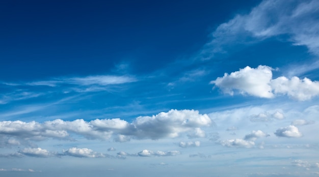 Himmel über kleinen Bergen