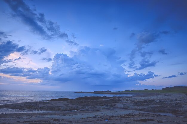 Himmel über Wasser / Texturhintergrund, Horizonthimmel mit Wolken auf dem See