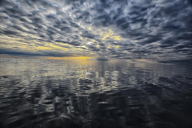 Himmel über Wasser/Texturhintergrund, Horizonthimmel mit Wolken auf dem See