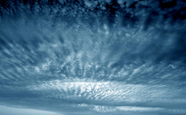 Himmel und dunkle Wolken