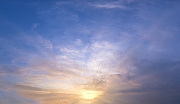 Foto himmel und sonne am abend