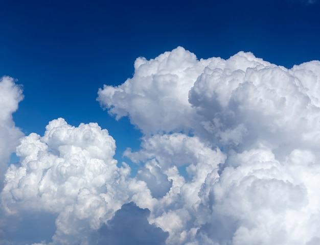 Himmel und Wolke, wie durch Fenster eines Flugzeuges gesehen