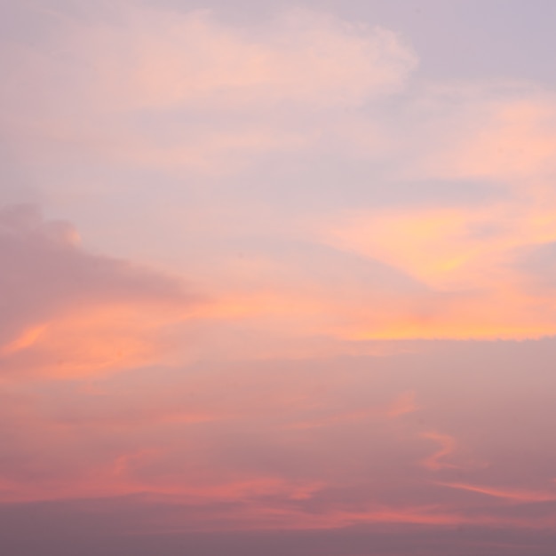 Himmel und Wolken am Abend