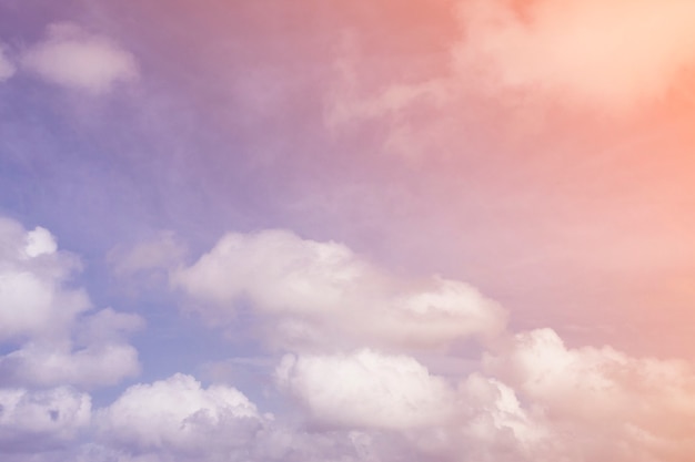 Himmel und Wolken bunt.