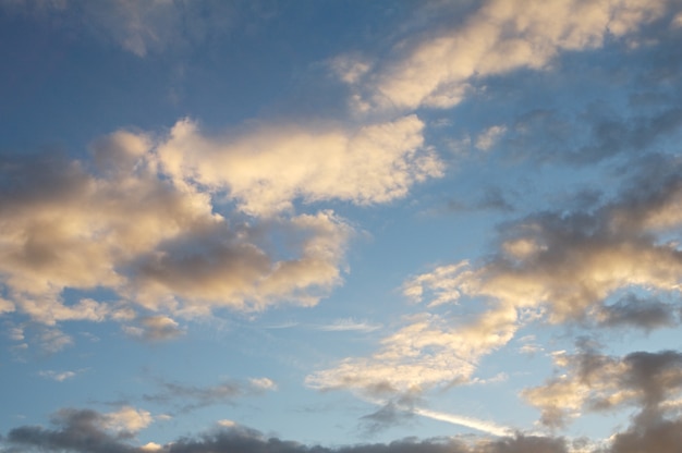 Himmel und Wolken in der Dämmerung eines Tages