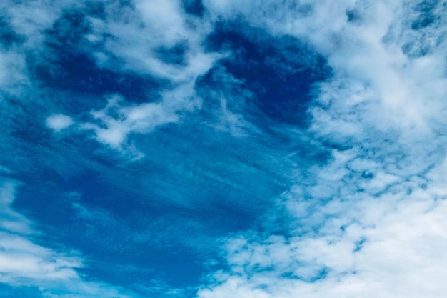 Himmel und Wolken-Konzept Schöner blauer Himmel und Berge Schöne Cumulus-Wolke im hellen Himmelshintergrund